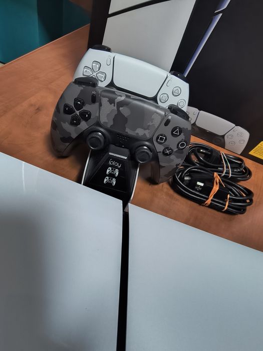 Ps5 dwa pady plus stojąca ładowarka stan idealny