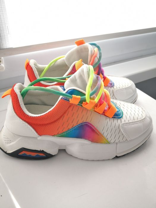 Яскраві кросівки для яскравої дівчини