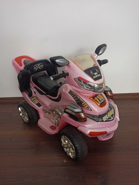 Różowy motor dziecięcy na akumulator