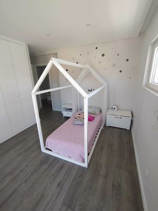 Cama de menina estilo castelo/casa