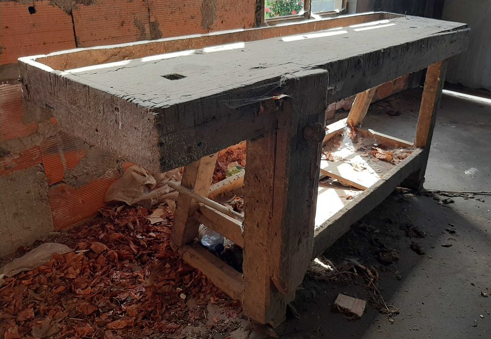 Bancos de Marceneiro com torno de fuso, em madeira. ( Reservado)