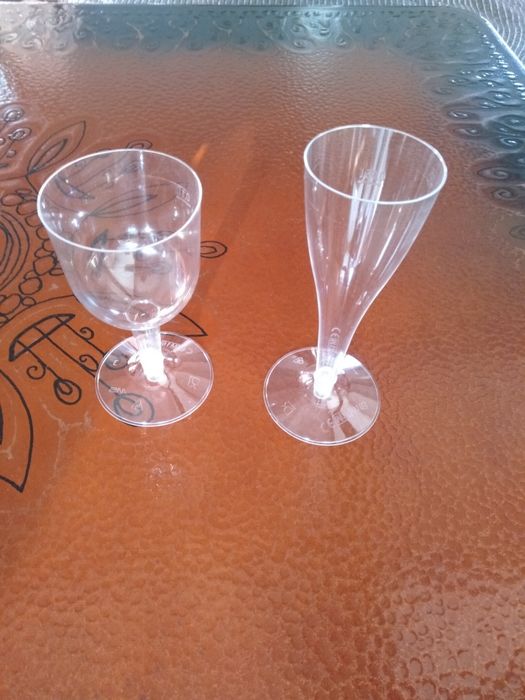 Kieliszki do szampana plastikowe.