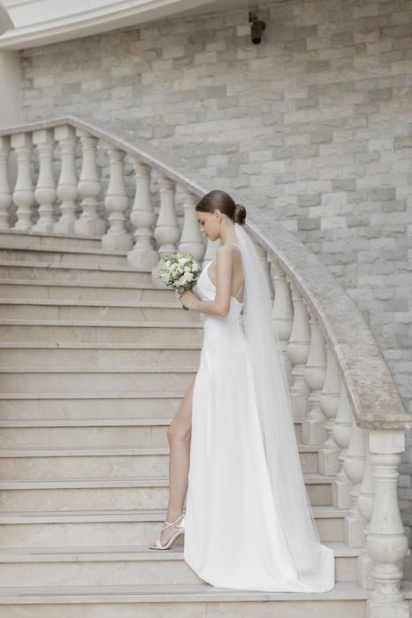 Свадебное платье блестящее с разрезом весільна сукня блискуча