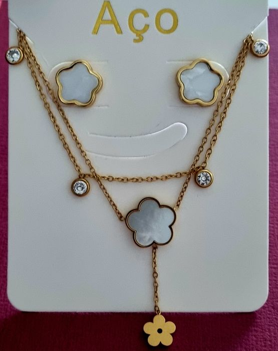 Conjunto dourado (colar duplo e brincos), em aço, com flores brancas em madrepérola.