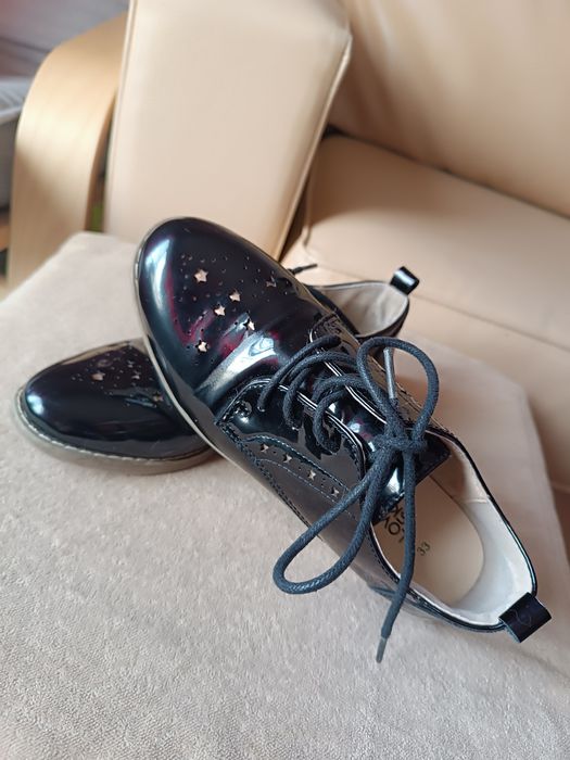 Sapatos Verniz Preto. Menina. Tamanho 33