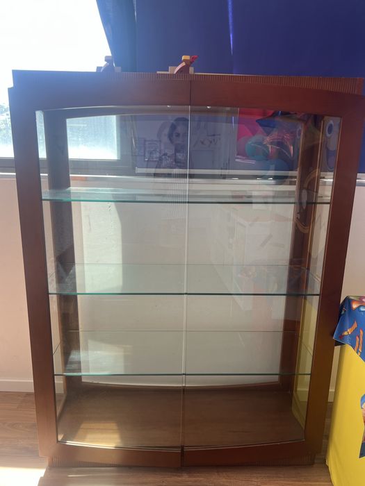 Movel vitrine em madeira com portas e prateleiras em vidro