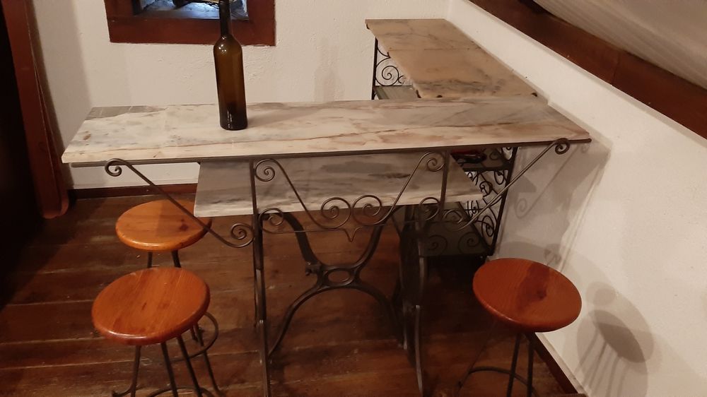 Balcão de bar com bancos