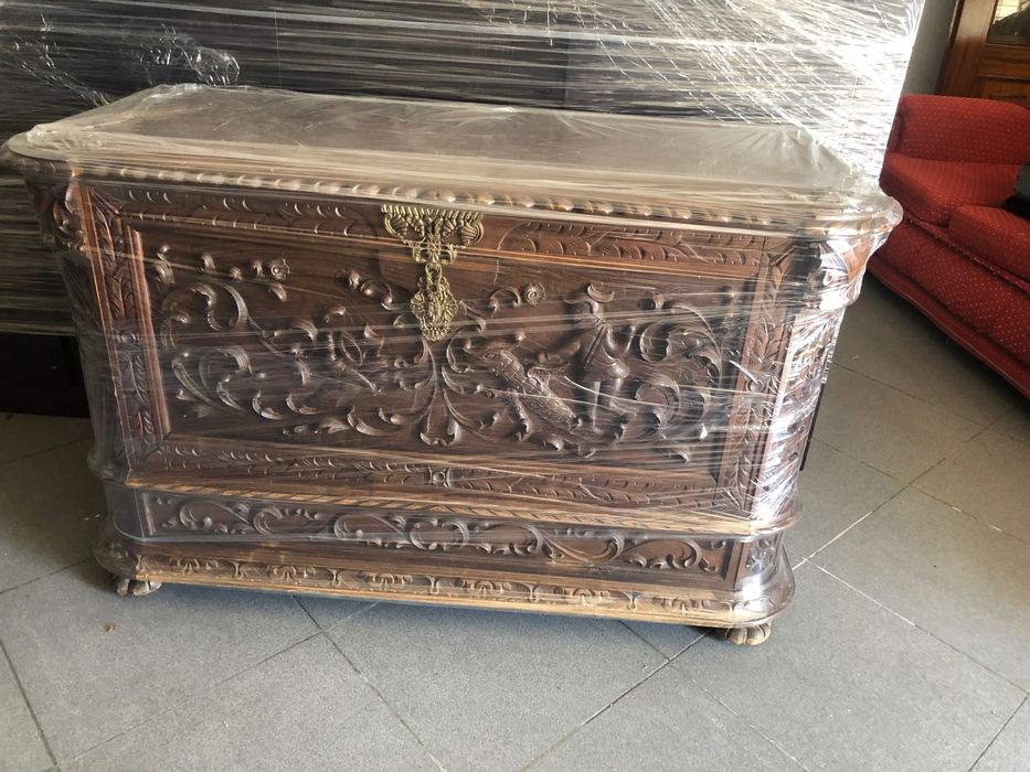 Arca/baú em madeira trabalhada
