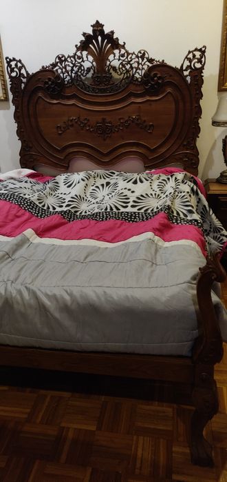 Cama de casal antiga