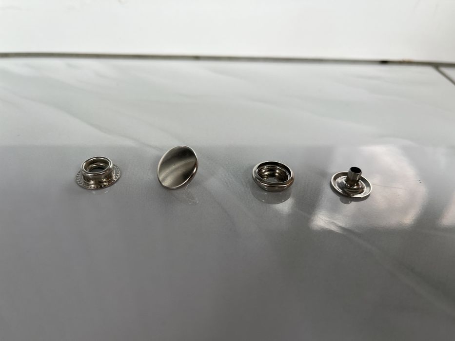 Кнопки для одягу.