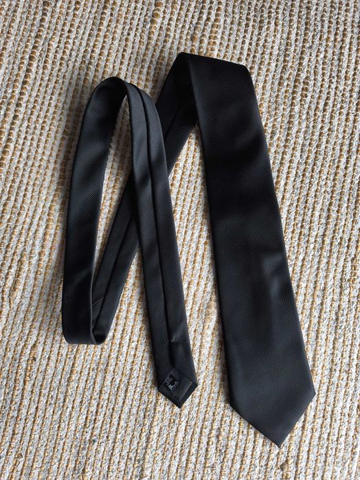 Czarny klasyczny krawat męski Bhs