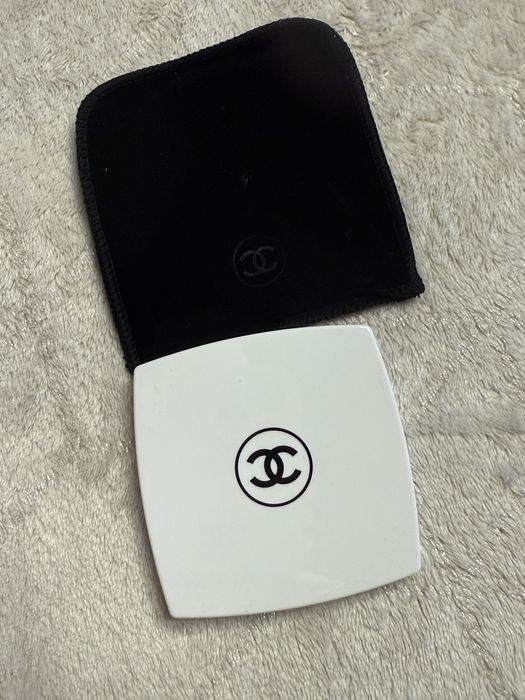 Białe lusterko kieszonkowe chanel beauty