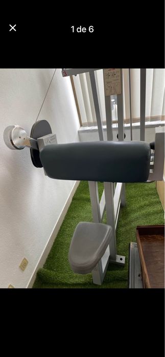 Preciso desocupar - Máquina Arm Curl TECHNOGYM