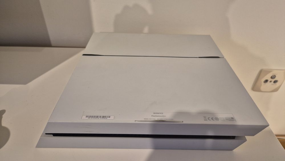 PS4 Branca 500 gb + Comando V2 + 3 Jogos