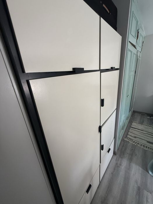Roupeiro branco e preto