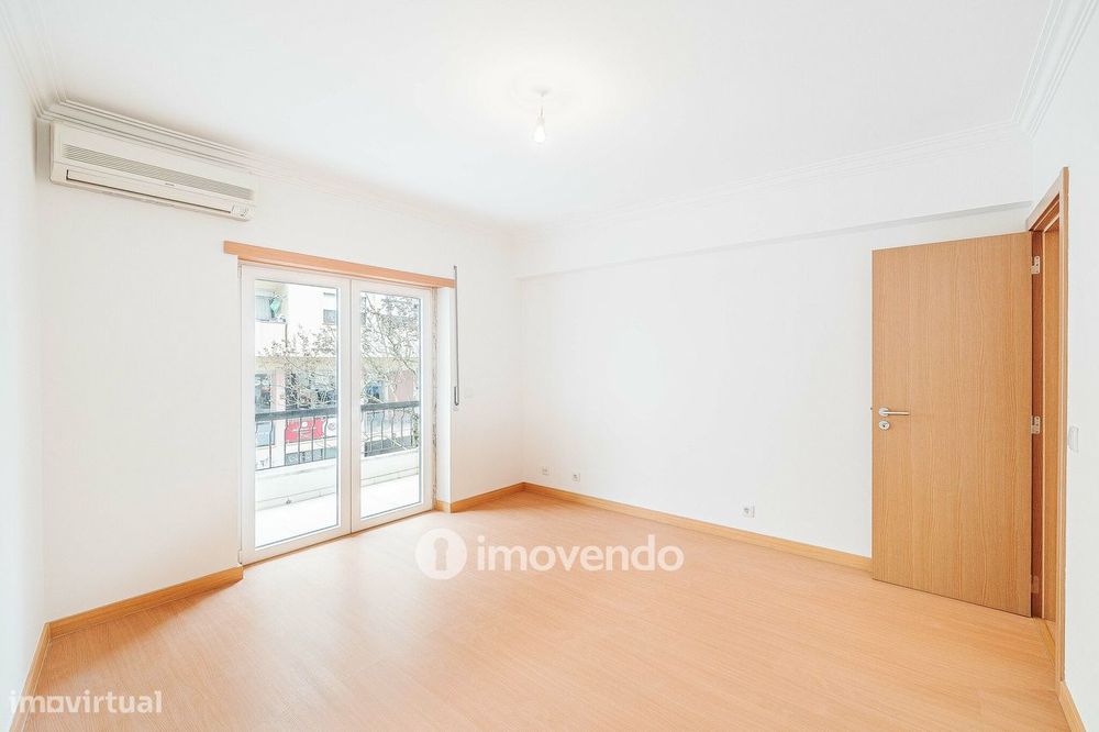Apartamento T3, com terraço e arrecadação, em Mem Martins