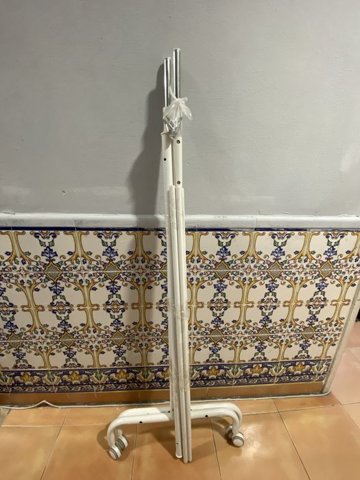 Arara de roupas/ suporte para cabides