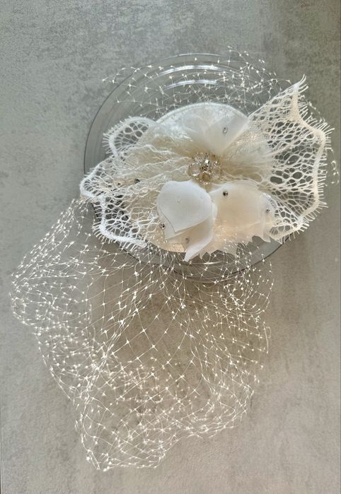 Fascynator ślubny  / Toczek z woalką