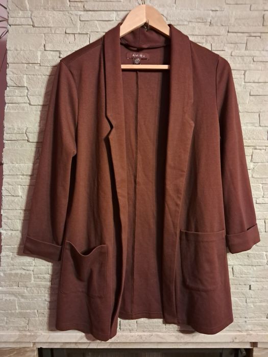 Żakiet damski w kolorze bordo.