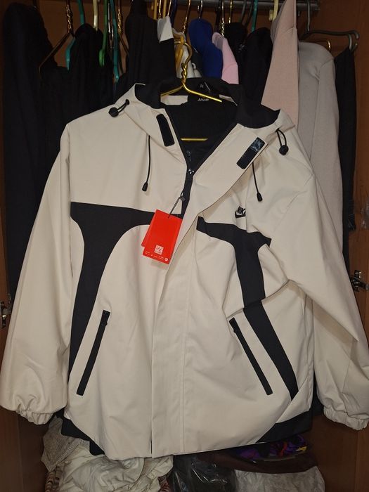 Продам новую курточку Nike