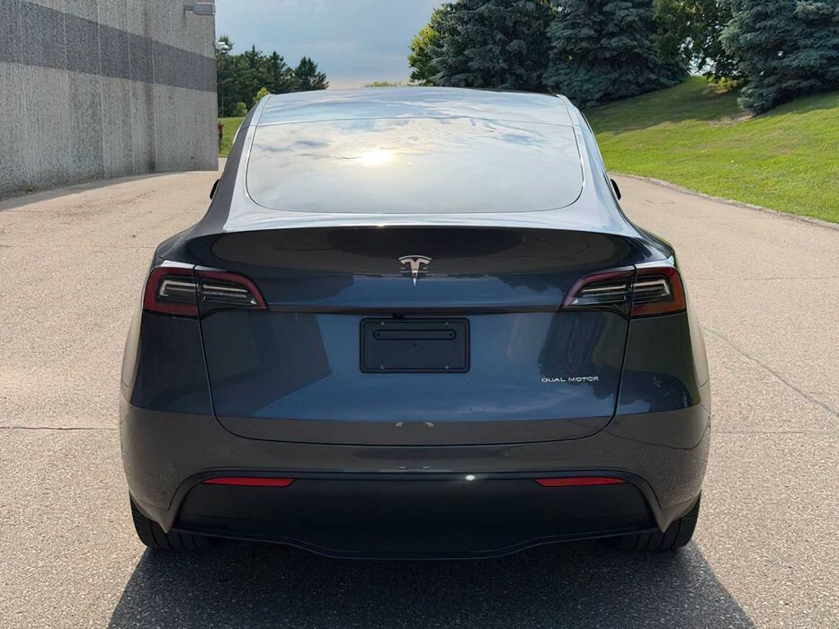 Tesla Model Y      2023