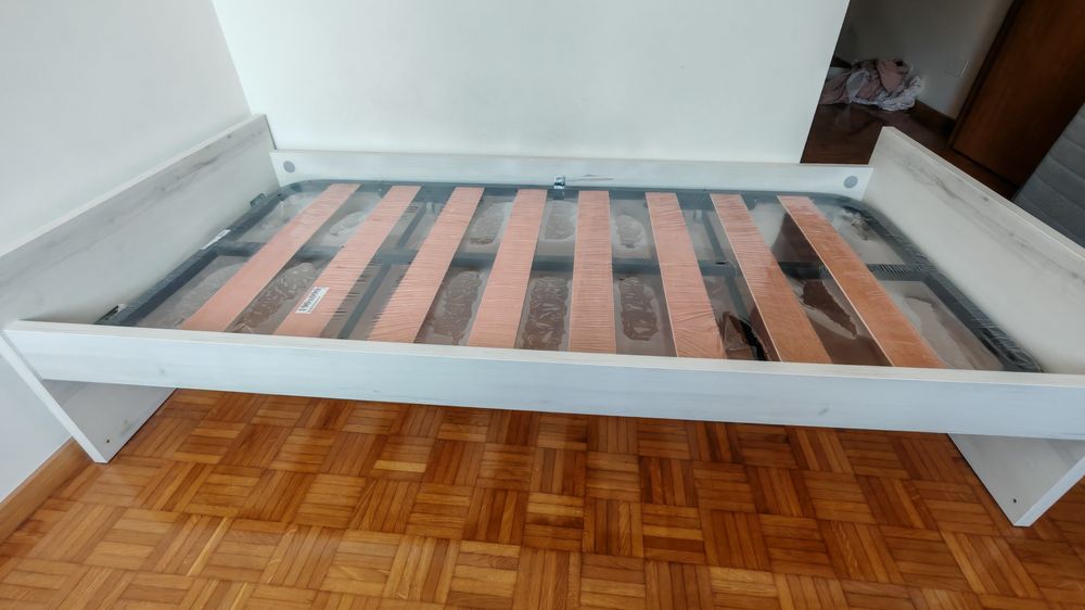 Vendo cama de solteiro muito pouco uso como nova sem colchão nem estrado