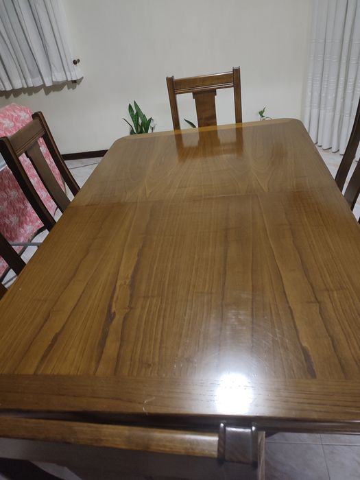 Mesa de sala+ seis cadeiras madeira