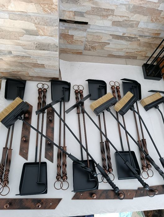 Набір,совок, кочерга,та інше.