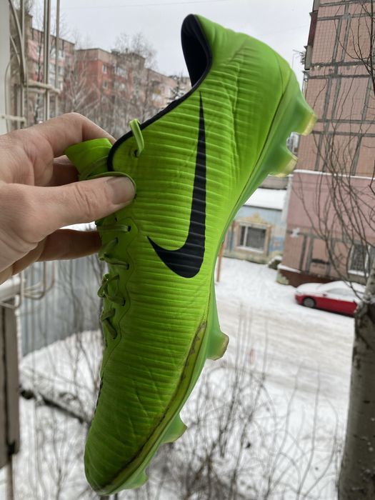 Футбольные бутцы бренда Найк