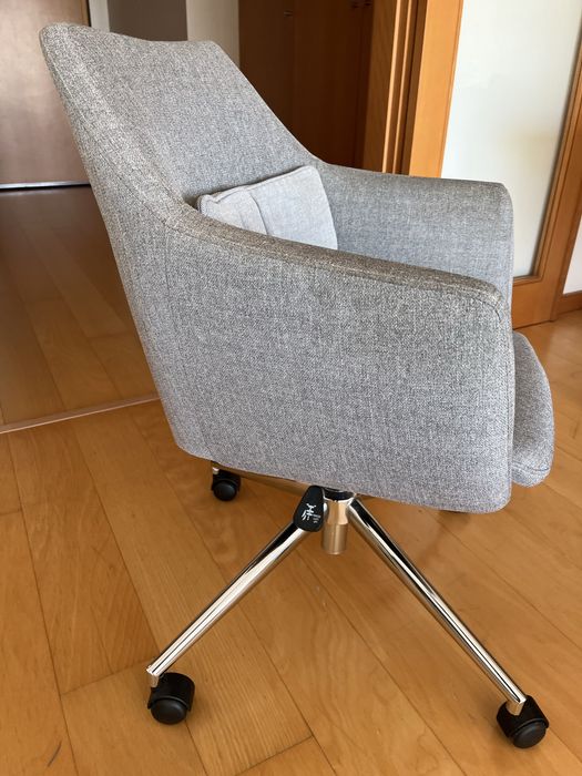 Cadeira cinza com rodas