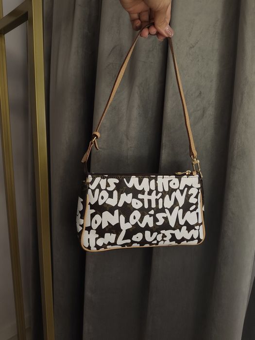 Сумка клатч Louis Vuitton Graffiti Pochette Accessoires