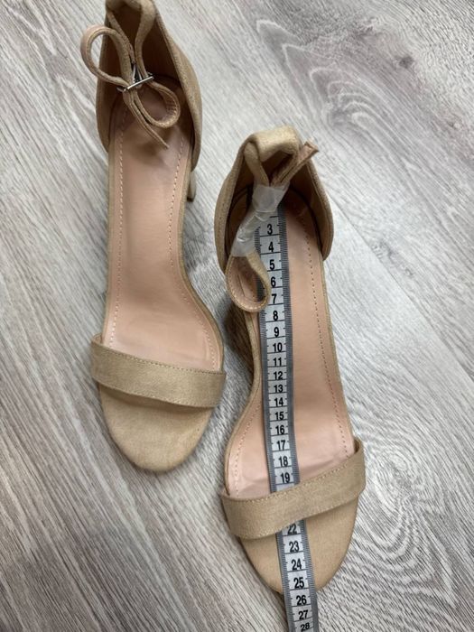 Бежеві туфлі на підборах 39р з відкритим передом