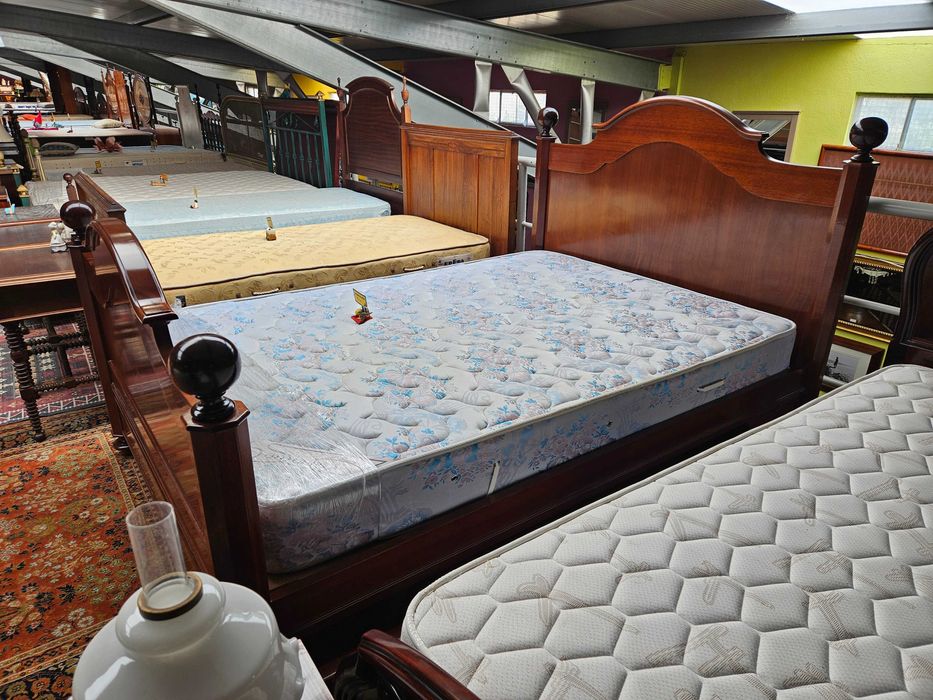 Cama em madeira maciça com estrado e colchão