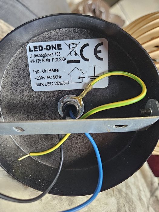 Lampa ścienna z drewnianym abażurem boho