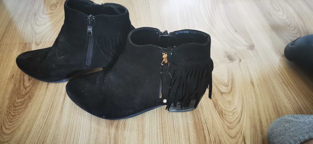 Botki zamszowe z frędzlami