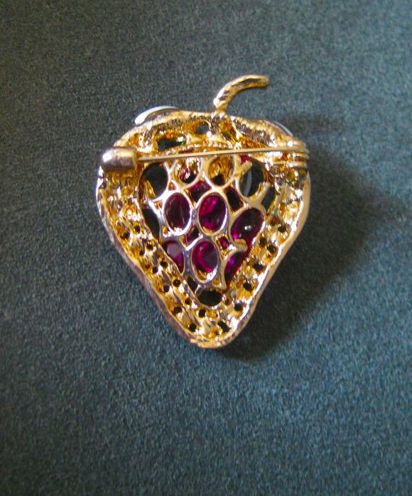 Alfinete / Broche / Pregadeira Morango NOVO