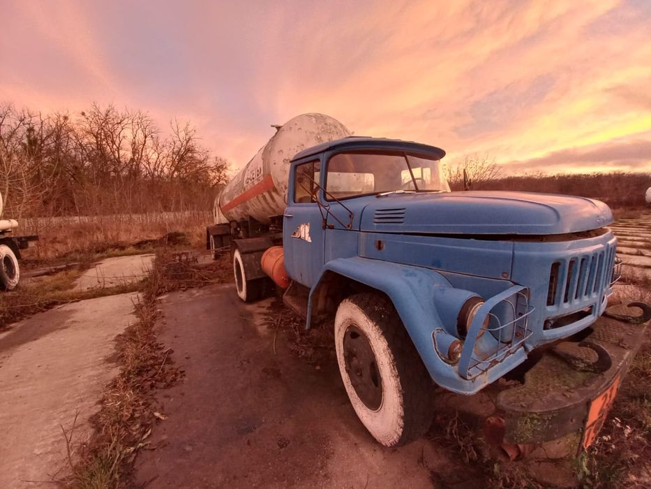 Техника 4 ЗИЛа, газовые бочки, бензиновые колонки, газель