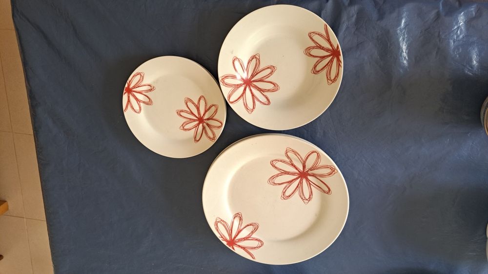 Pratos refeição com flores