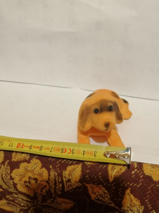 Brązowy pies z kiwającą głową.