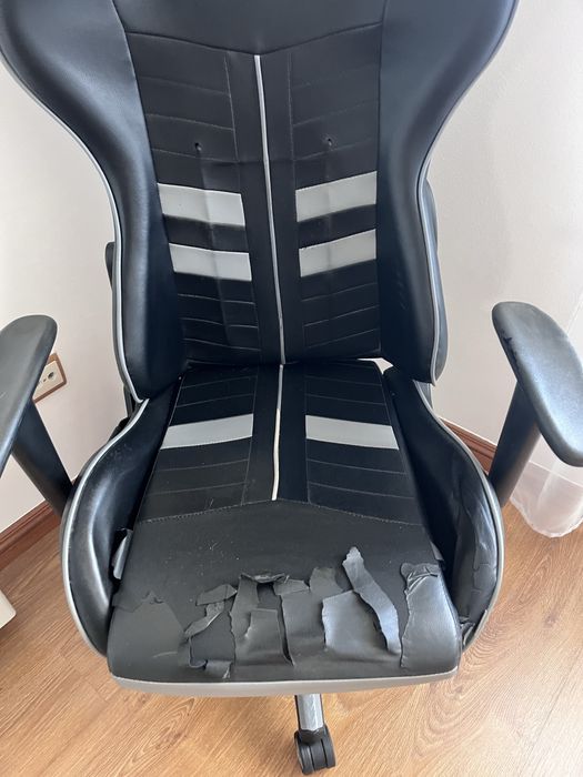 Cadeira gaming cinza e preta