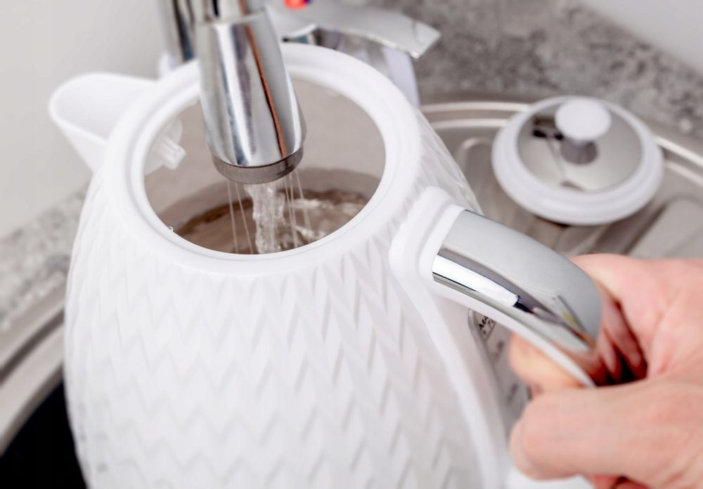 CZAJNIK bezprzewodowy 1,7l 2000W obrotowa podstawa biały
