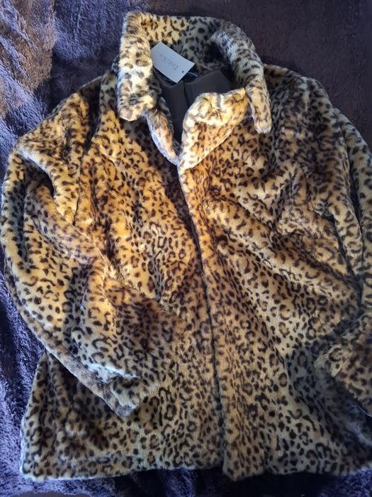 Casaco novo, em pele sintética.