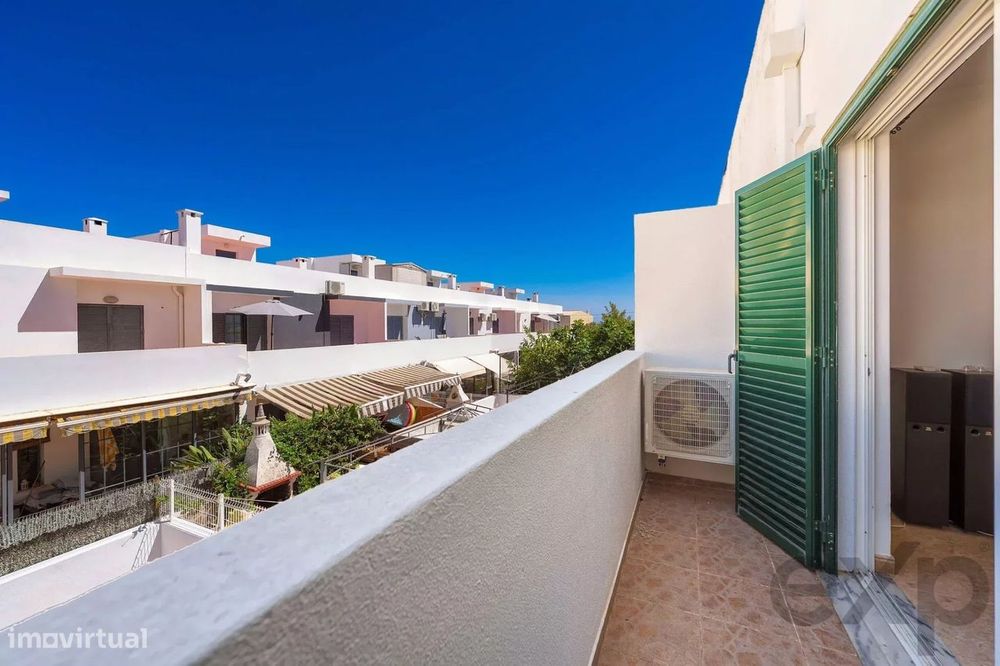 Moradia T2+1 com quintal e terraços com vista mar em Olhão, junto à Ri