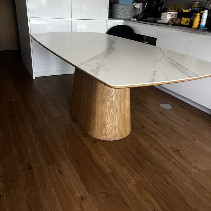 Mesa como nova com 90cm por 1,60cm