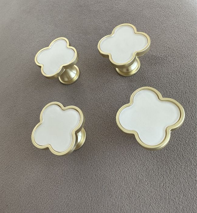 Conj 4 puxadores formato trevo - branco leitoso e dourado