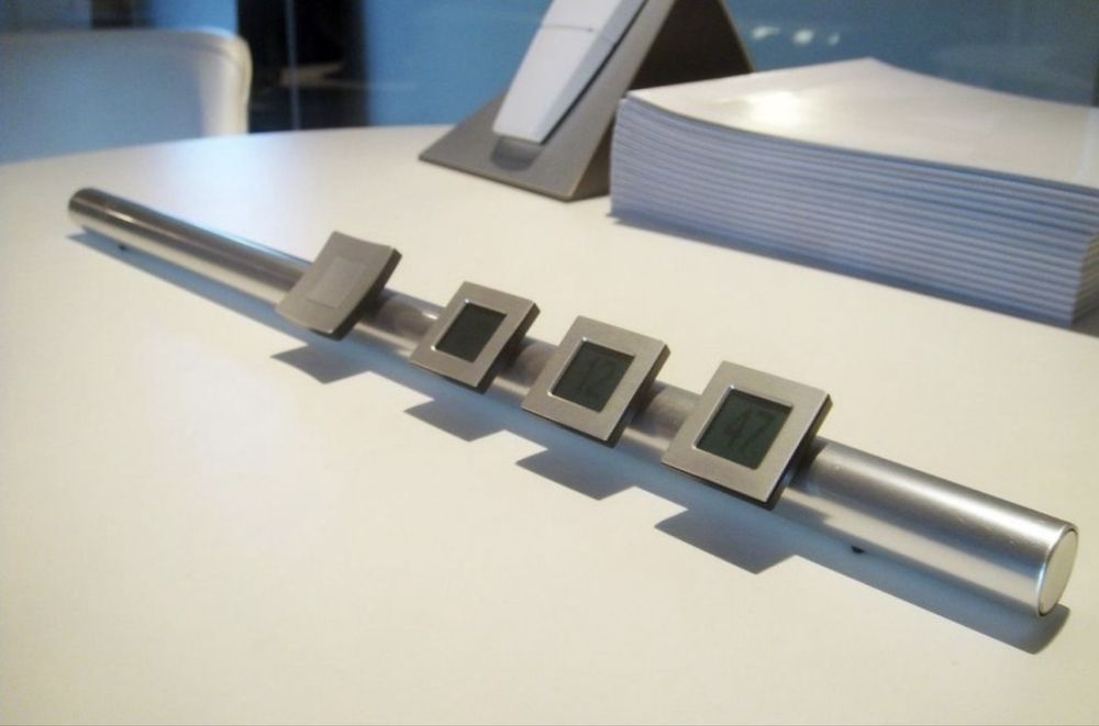 Relogio de mesa “ Bang & Olufsen “