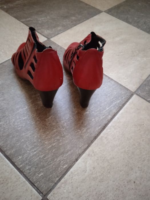 Czerwone eleganckie skóra botki letnie