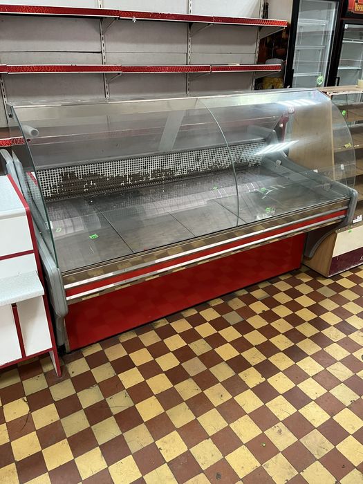 Продам холодильную витрину  в рабочтем состояние
