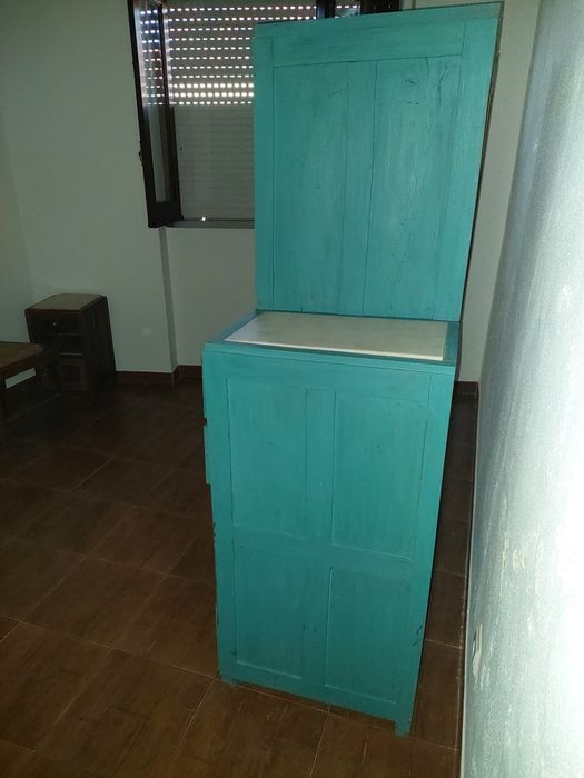 Móvel antigo com pedra mármore