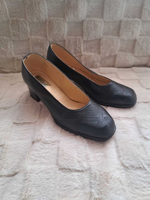 Czarne buty półbuty 39 magbut na obcasie czółenka